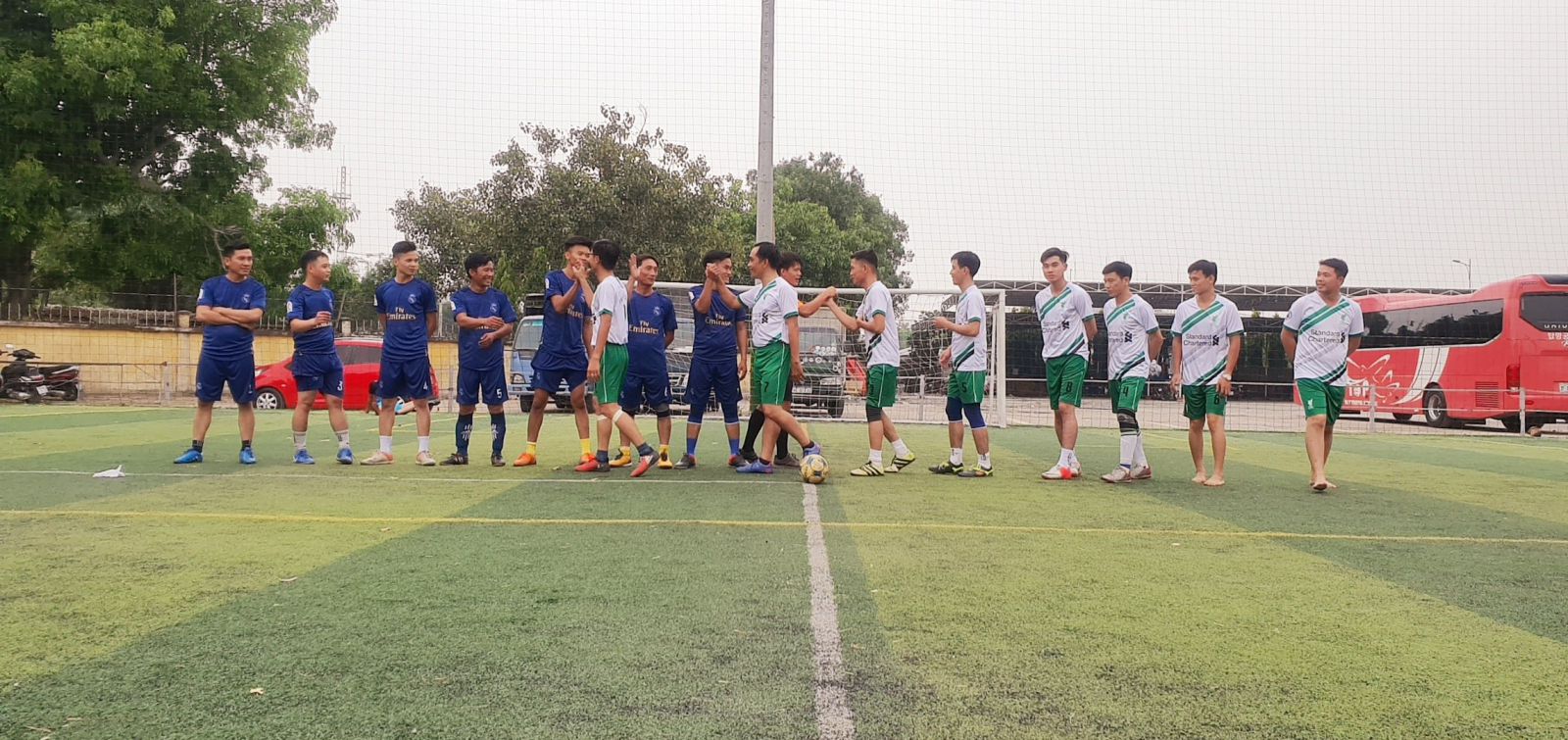 Các đội bóng bắt tay giao hữu